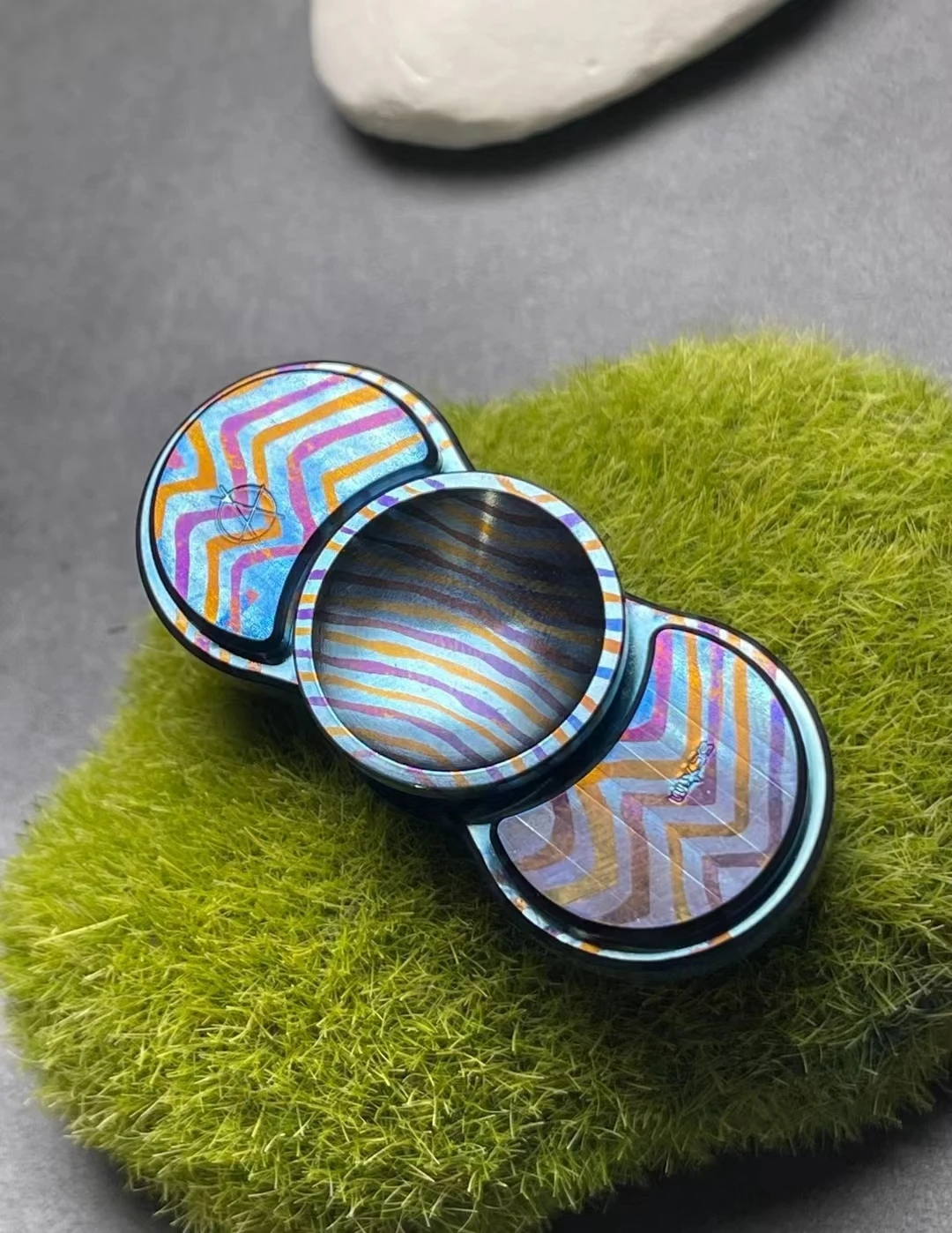 

Tor mag two page fingertip gyroscope