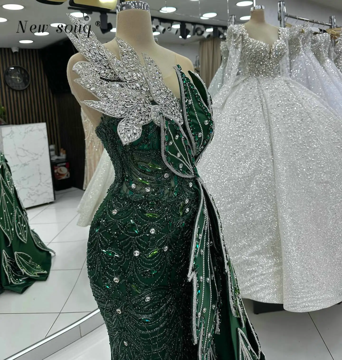 Gorgeous Designer Green Crystals 3D Leaf Long Evening Dresses with Satin Side Train 2025 Customized Arabic Wedding Events Gowns