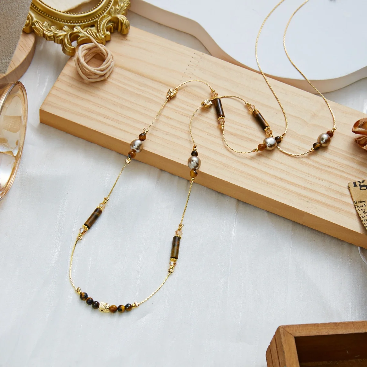 Vintage Maillard Halskette mit natürlichen Tigeraugen-Perlen, Sonnen- und ovalen Anhängern, für Damen und Herren, im ethnischen Stil, mit Blumen- und Kristallmotiven, lange Choker-Kette. – Detail 32