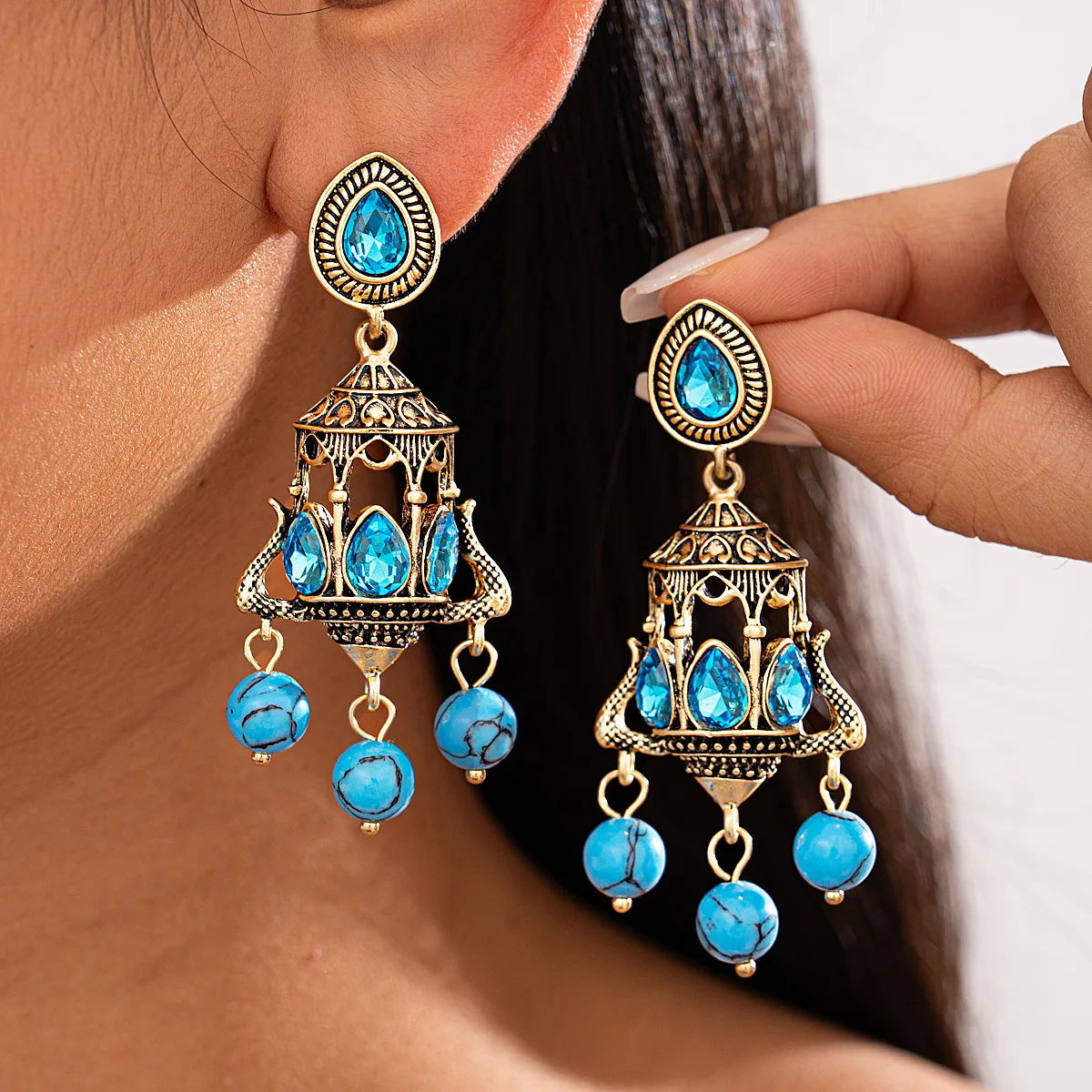 Metal Hollowed Round Tassel Dangle Earrings New Vintage Luxury Palace Style Blue Stone Pendnat Earrings Women Party Jewelry K