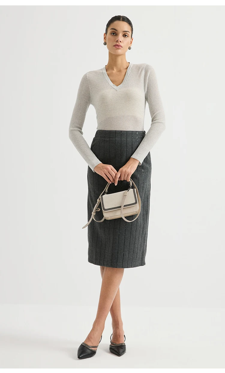BY3621711 Damen-Pullover mit tiefem V-Ausschnitt, Lurex-Rippstrick-Wollmischung, langen Ärmeln, V-Ausschnitt, Kettenverzierung, schlanke Passform, dezenter Luxus für den frühen Herbst – Detail 12