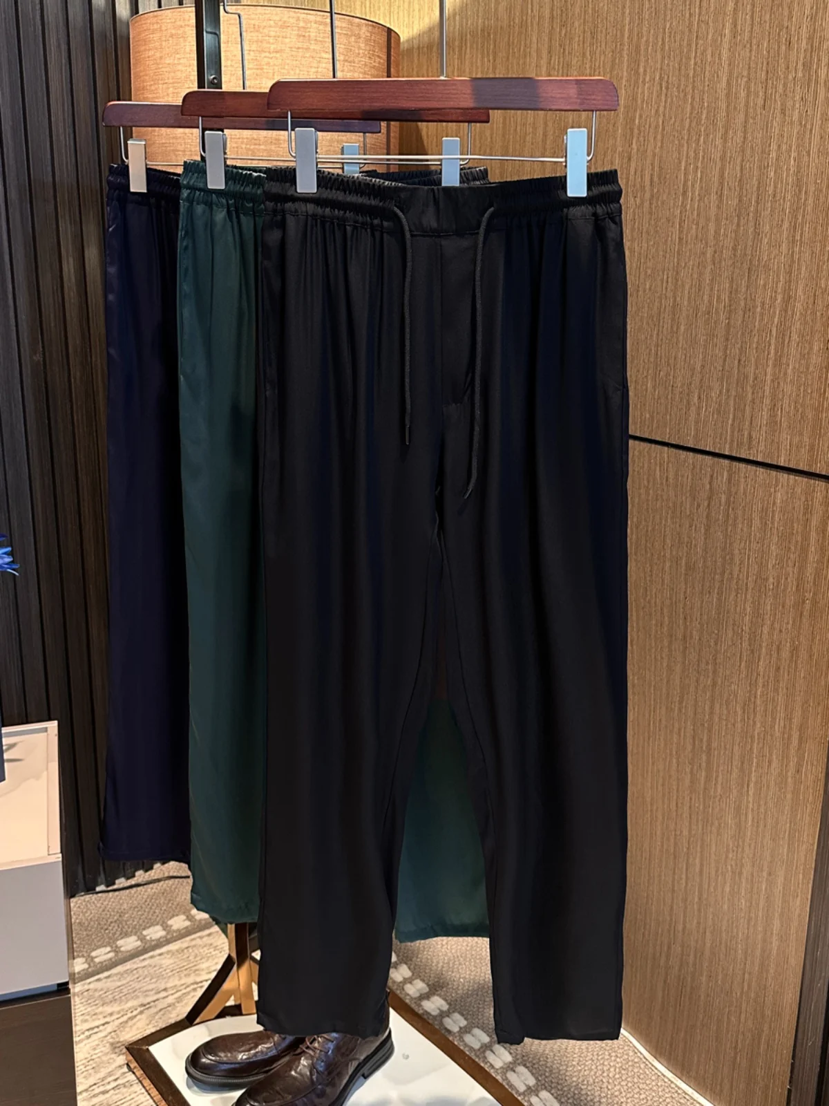 

Шелковистые легкие мужские повседневные брюки, летние, дышащие, однотонные, простого дизайна, модные, городские, прямого кроя