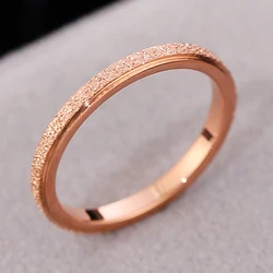 Anelli da donna in acciaio inossidabile con Scrub semplice alla moda di alta qualità 2mm di larghezza regalo con dito Color oro rosa per gioielli da ragazza all'ingrosso