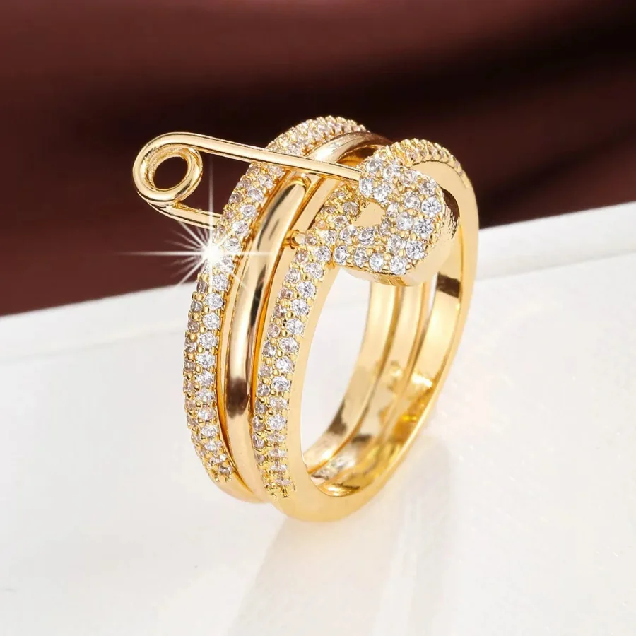 

A Three-Ring Ring Fixed With A Paper Clip, Made Of Copper And Inlaid With Zircon, With A Unique Street Style