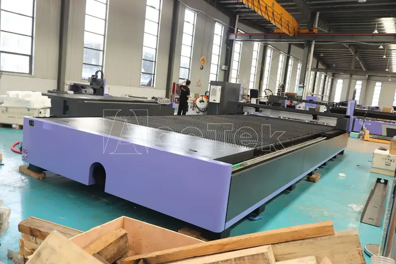ألياف الليزر 3kw 6kw 6000 by 2500mm آلات القطع بالليزر للمعادن الصلب 18mm