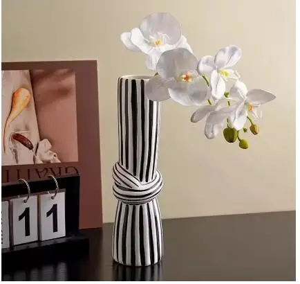 

Черно-белая полосатая керамическая ваза с узлом, настольный декор, креативная ваза для цветочных композиций, эстетическое украшение для гостиной