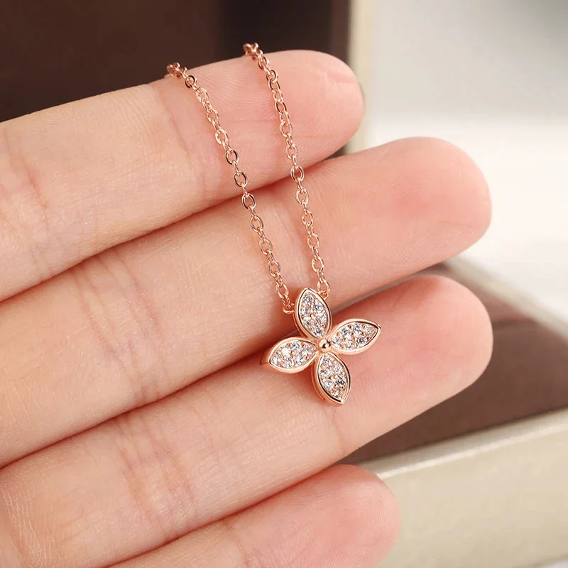 Fashion Rose Gold Clover Necklace Simple Necklace for Women Clover Pendant Exquisite Party Jewelry Pendant Necklace