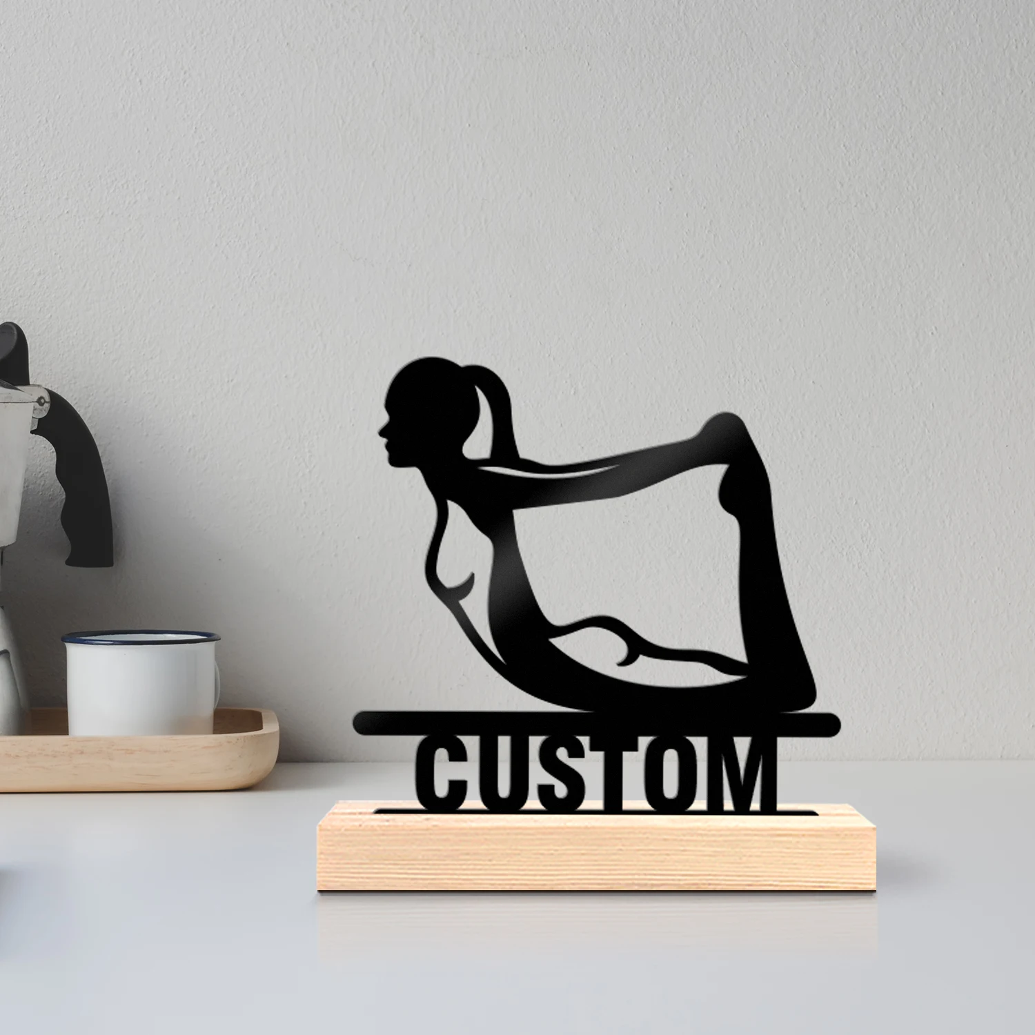 Home Decor Names - 1個入りメタルデスクトップオーナメントと装飾品、木製ベース付きカスタムネーム、モダンな田舎風ホームデスクトップデコレーション