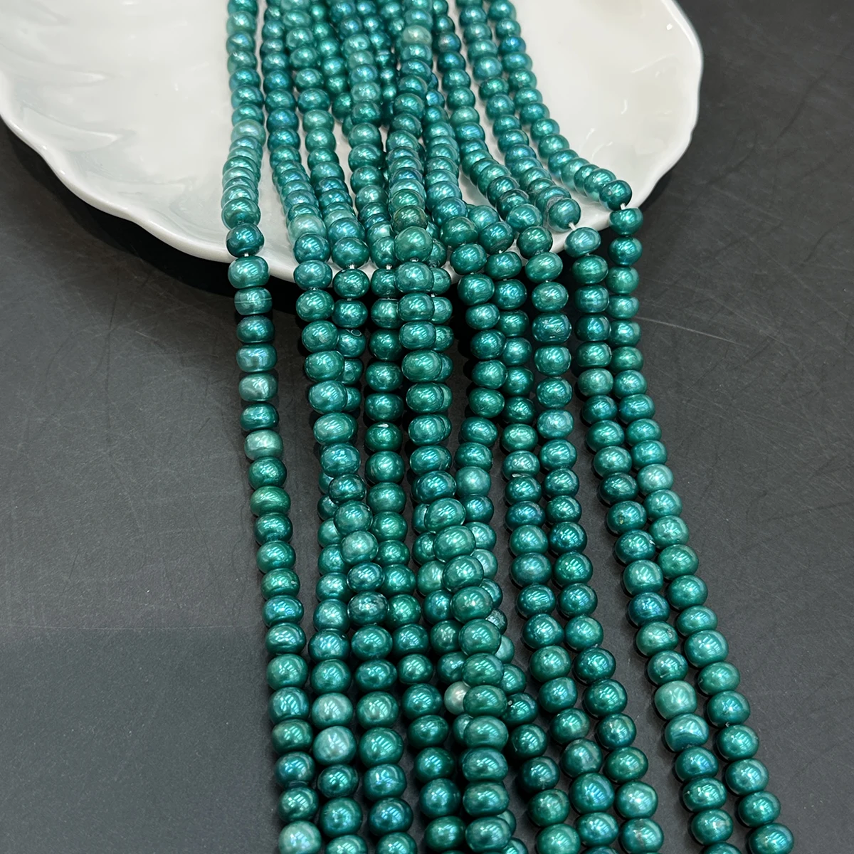 Natürliche Süßwasserperle, grün gefärbte Perle, 7–8 mm, zum Schmuckbasteln, für DIY-Halsketten, Armbänder, Ketten und Ohrringe. – Detail 1