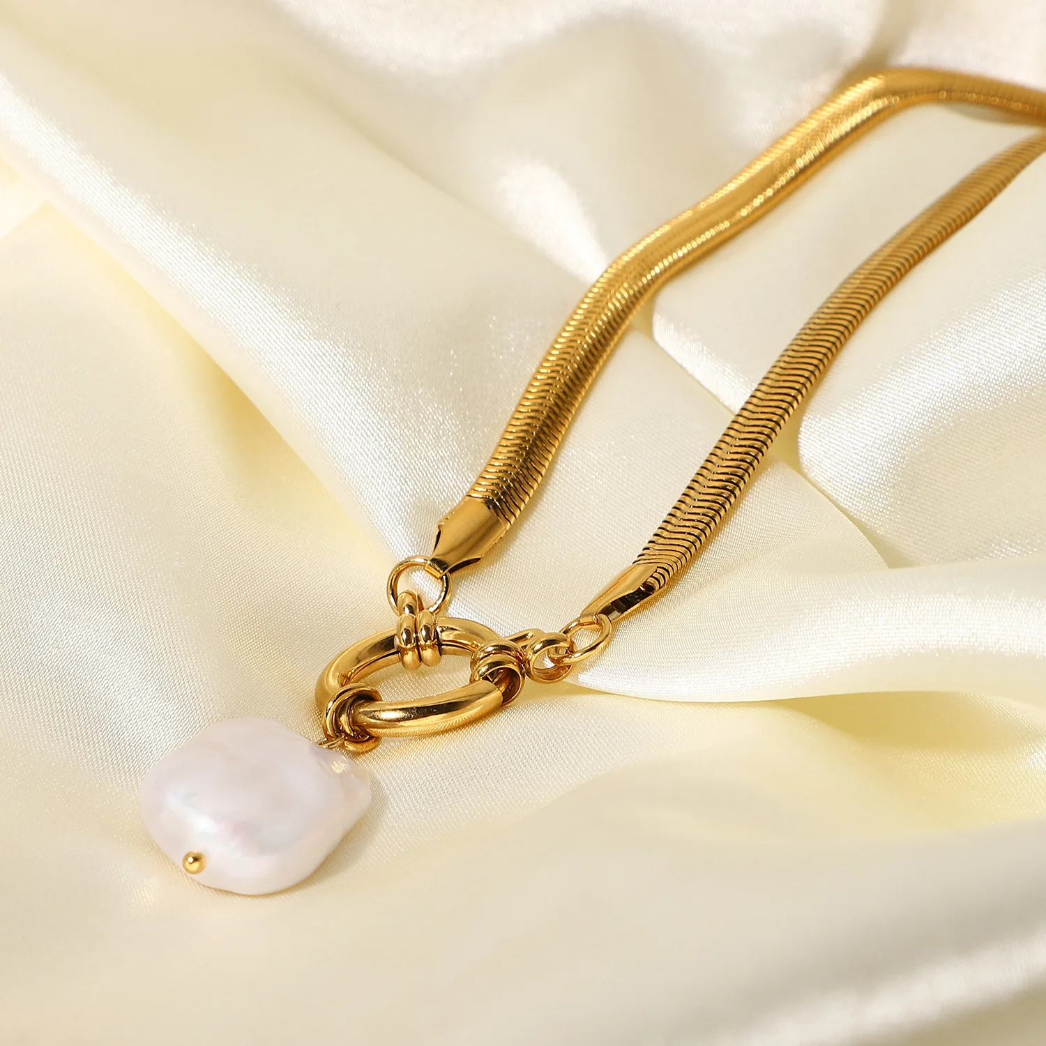 

Fashionable 18K gold-plated necklace freshwater pearl stainless steel pendant necklace