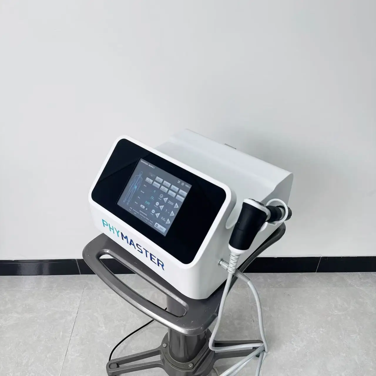 

Восстановление с использованием физиотерапевтического аппарата высокого давления 10 бар, частоты 21 Гц. Акустические радиальные ударные волны для спортивных травм. 2025 г.