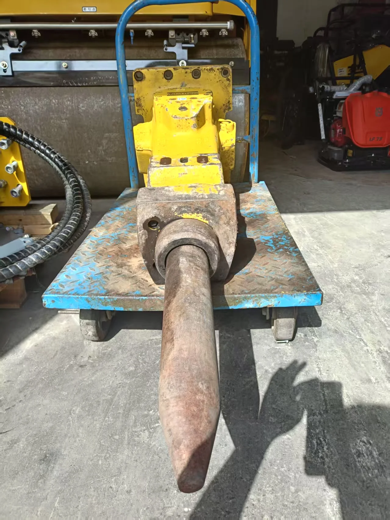 Used SB302 Hydraulic Breaker Total Weight 300kg Chisel Diameter 80mm for Excavator