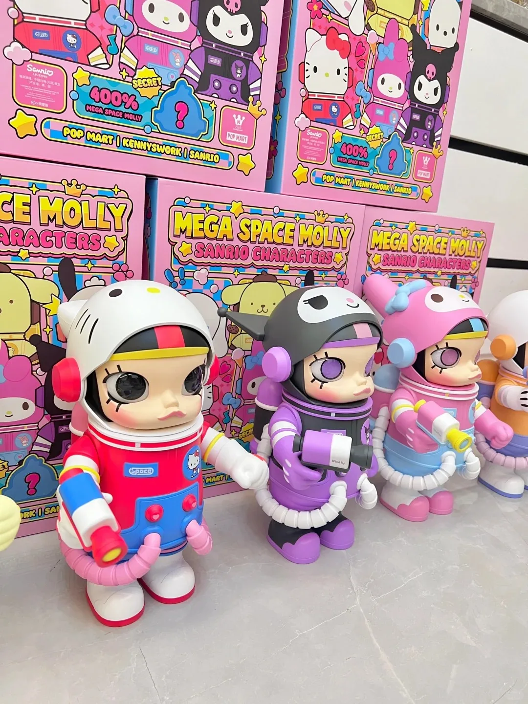 POPMART منتج أصلي ساخن SPACE Molly 400% Sanrio Family MEGA صندوق أعمى قابل للجمع هدية ديكور رائعة