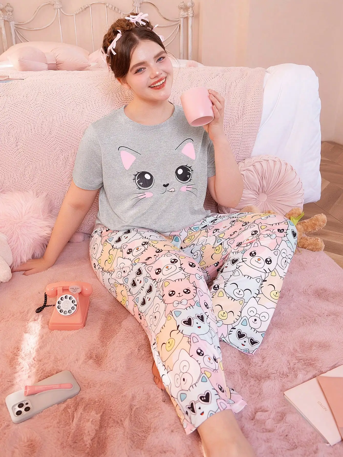 

Женский пижамный комплект с милым кошачьим принтом, круглым вырезом и короткими рукавами, свободного кроя