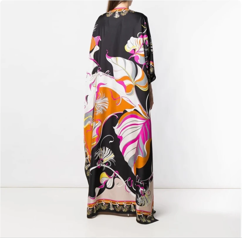 فستان مطبوع كلاسيكي غريب على الطراز الإندونيسي مع أكمام خفاش برقبة على شكل حرف V وتنورة طويلة فضفاضة بفتحة جانبية