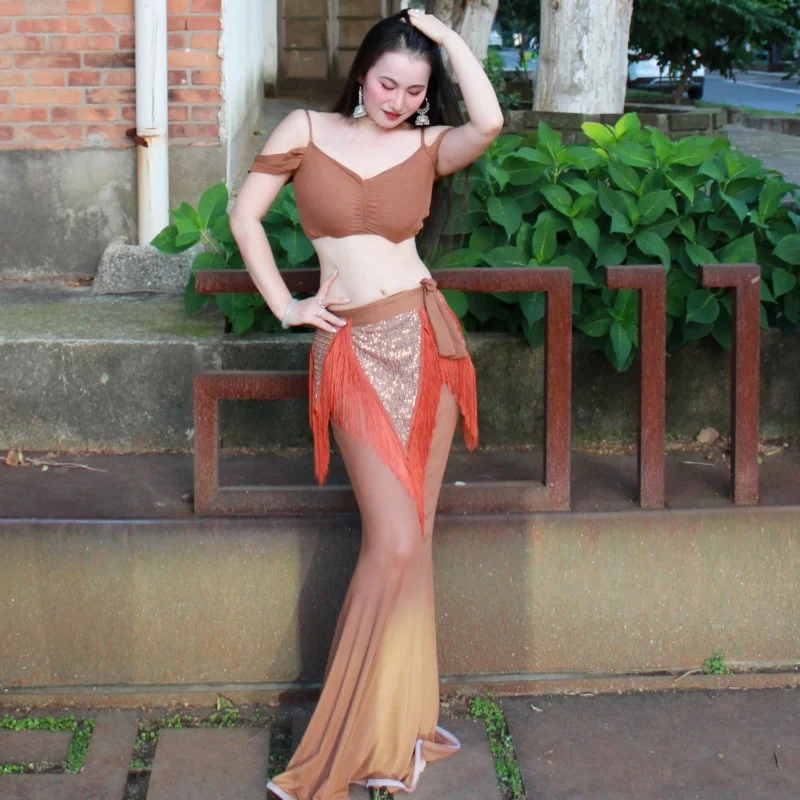 2025 traje de actuación de danza del vientre sexy top con hombros descubiertos + falda de cola de pez + bufanda de cadera con borla de lentejuelas 3 uds ropa de danza Oriental