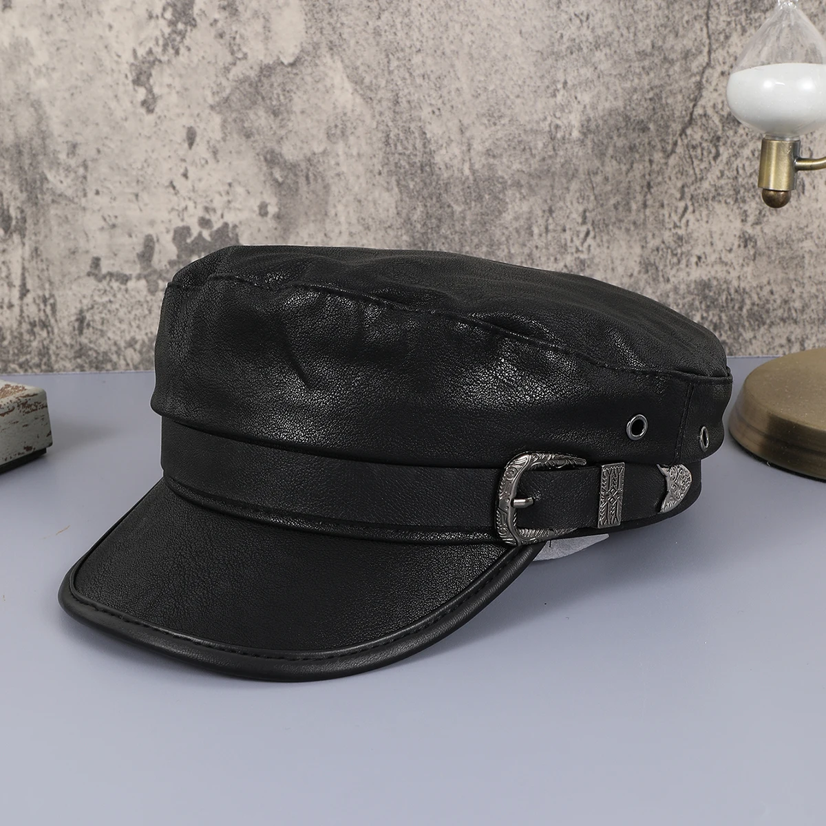 Black PU leather arrow-decorated navy hat, European and American sweet and cool flat-topped newsboy hat, shopping and gatherin