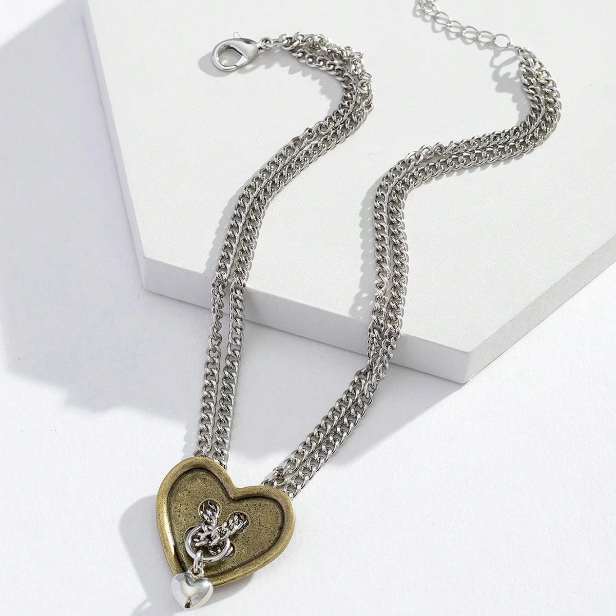 Vintage-Style Silver Chain Heart Necklace, with Delicate Metal Heart-Shaped Pendant Details, Small Heart Charms Add a Dynamic Touch, and the Unique Design Is Suitable for Everyday Wear