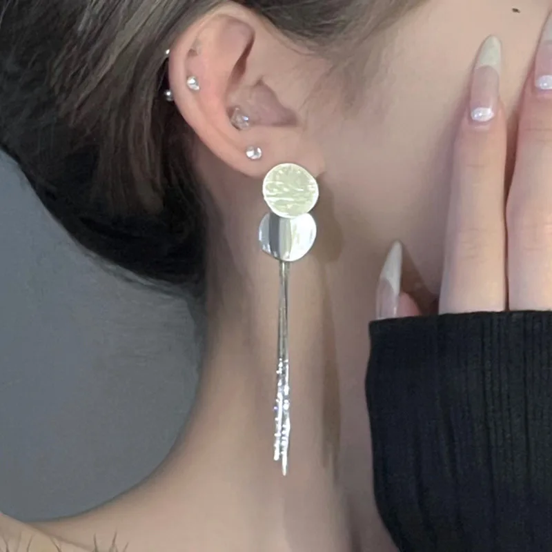 novos-brincos-de-duas-pecas-com-lantejoulas-e-franjas-estilo-metal-europeu-e-americano-design-de-agulha-de-prata-estilo-frio-e-elegante