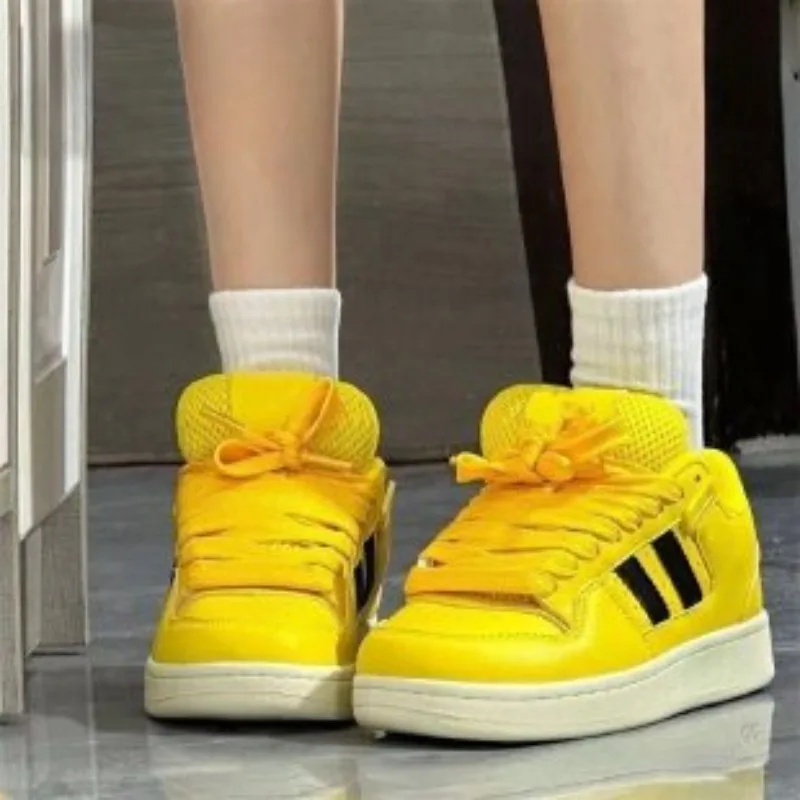 Leuchtend gelbe Sneaker für Damen, schwarze Seitenstreifen, Schnürung, niedriger Schaft, Freizeitschuhe, weiße Sohle, Y2K Streetwear, Alltag, süßer koreanischer Stil, zum Gehen – Detail 2