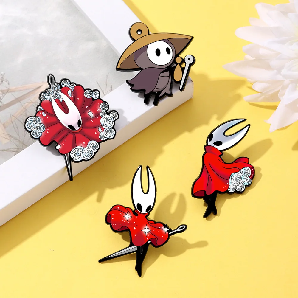 

Cartoon anime Hollow Knight badge brooch, a little knight wearing a straw hat, Song of Silvers game peripheral metal badge