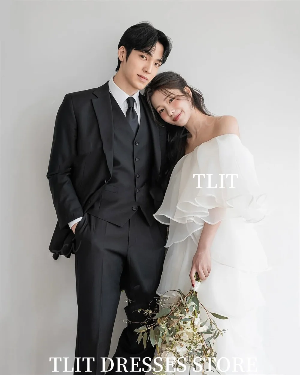 TLIT Elegantes Weißes Abendkleid mit Stufenrüschen, koreanisches Hochzeitskleid, trägerloses schulterfreies Ballkleid für Fotoshootings, maßgeschneidert