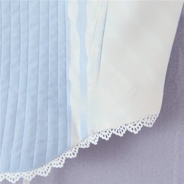 Amerykańska seksowna dziewczyna w kwadratowym dekolcie, falbankach, wiązaniu krzyżowym, dopasowanej kamizelce w paski lub modnym, uniwersalnym topie na lato.