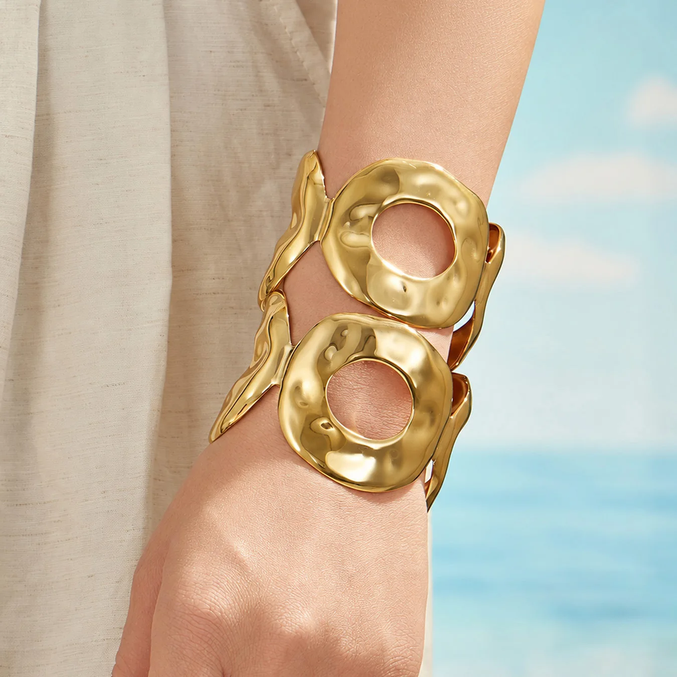 316L Edelstahl-Armreifen, Hohler Breiter Armreif, 18k Vergoldet, Massive Offene Armbänder, Strukturiertes Manschettenarmband für Damen – Detail 2