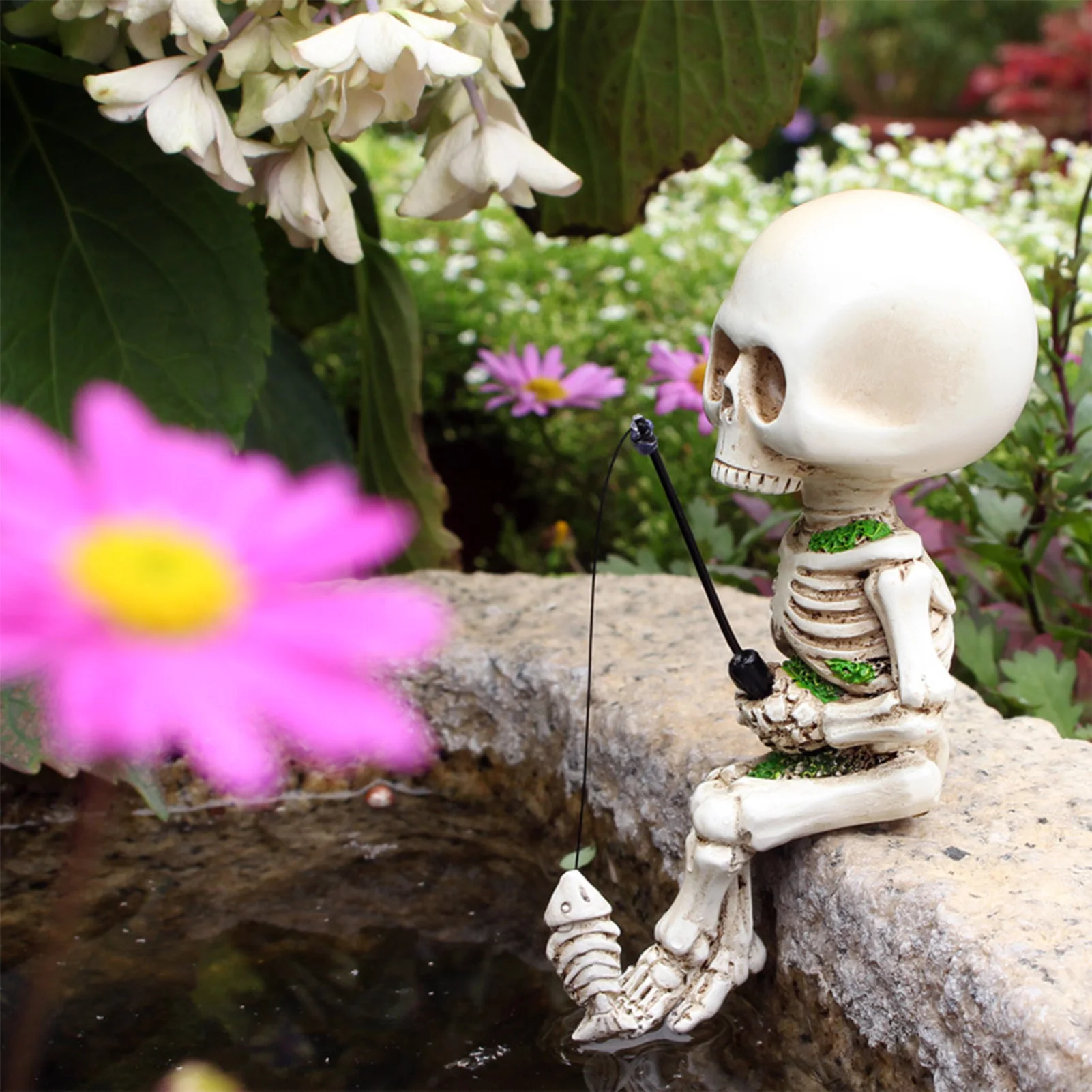 

Resin Skull Fishing Statue Cool Skeleton Figurine Halloween Ornaments for Landscape Yard Lawn Pond Pool Decor