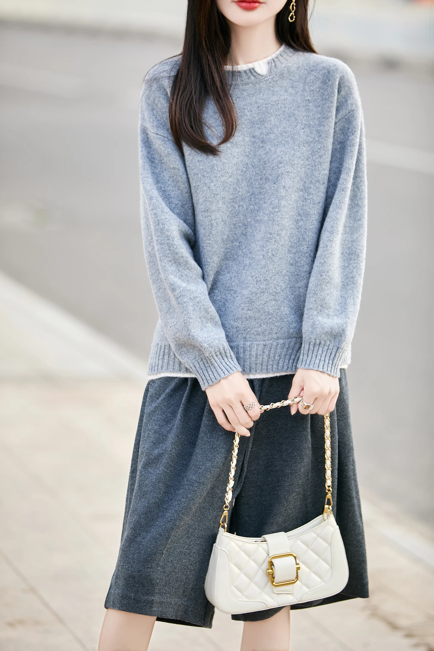 

Versatile and stylish design with a small neckline woolen sweater