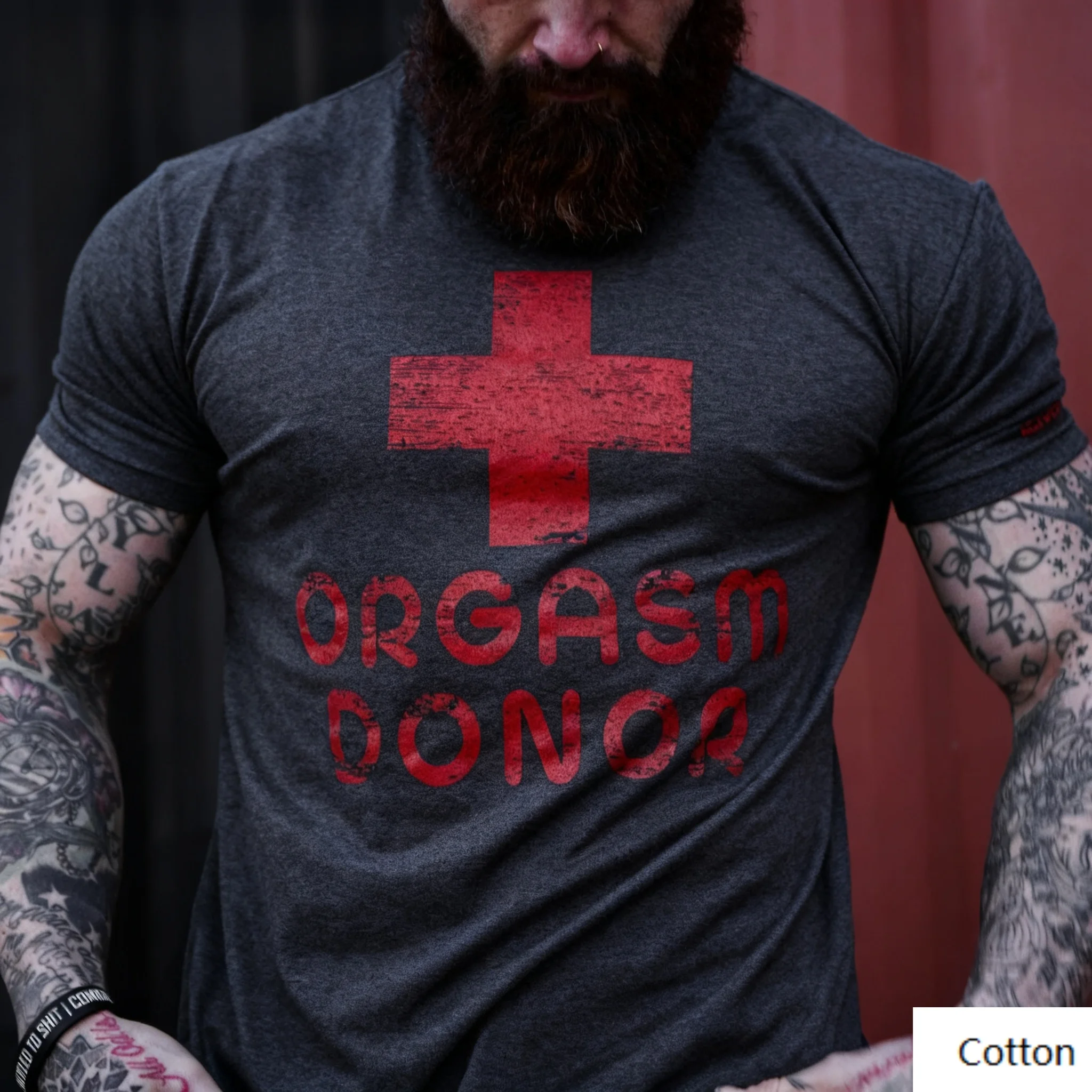 Хлопковая футболка с круглым вырезом «Edgy 'Orgasm Donor' Red Cross Vibe» — содержание рубашки: с проблемным красным крестом и смелой фразой