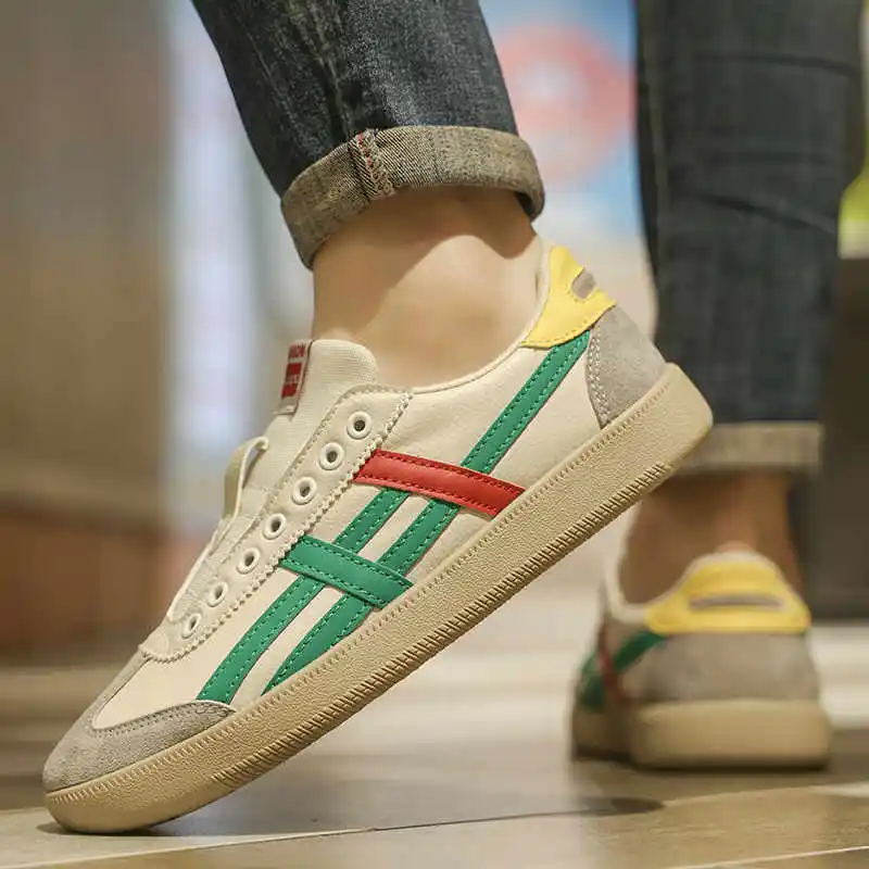 Das Aussehen der Schlüsselhöhe erhöht die klassischen Herrenschuhe. Klobige Herren-Sportschuhe, Sneakers, braune Slipper, Teniis zum Spielen von Luxus