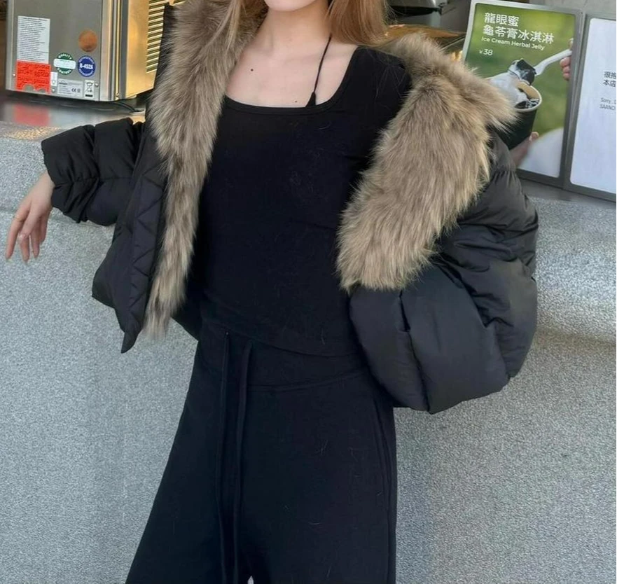 سترة منتفخة قصيرة مع ياقة كبيرة من الفرو للنساء 2025 شتاء دافئ سميك عالي الجودة متعدد الاستخدامات سترة منتفخة غير رسمية