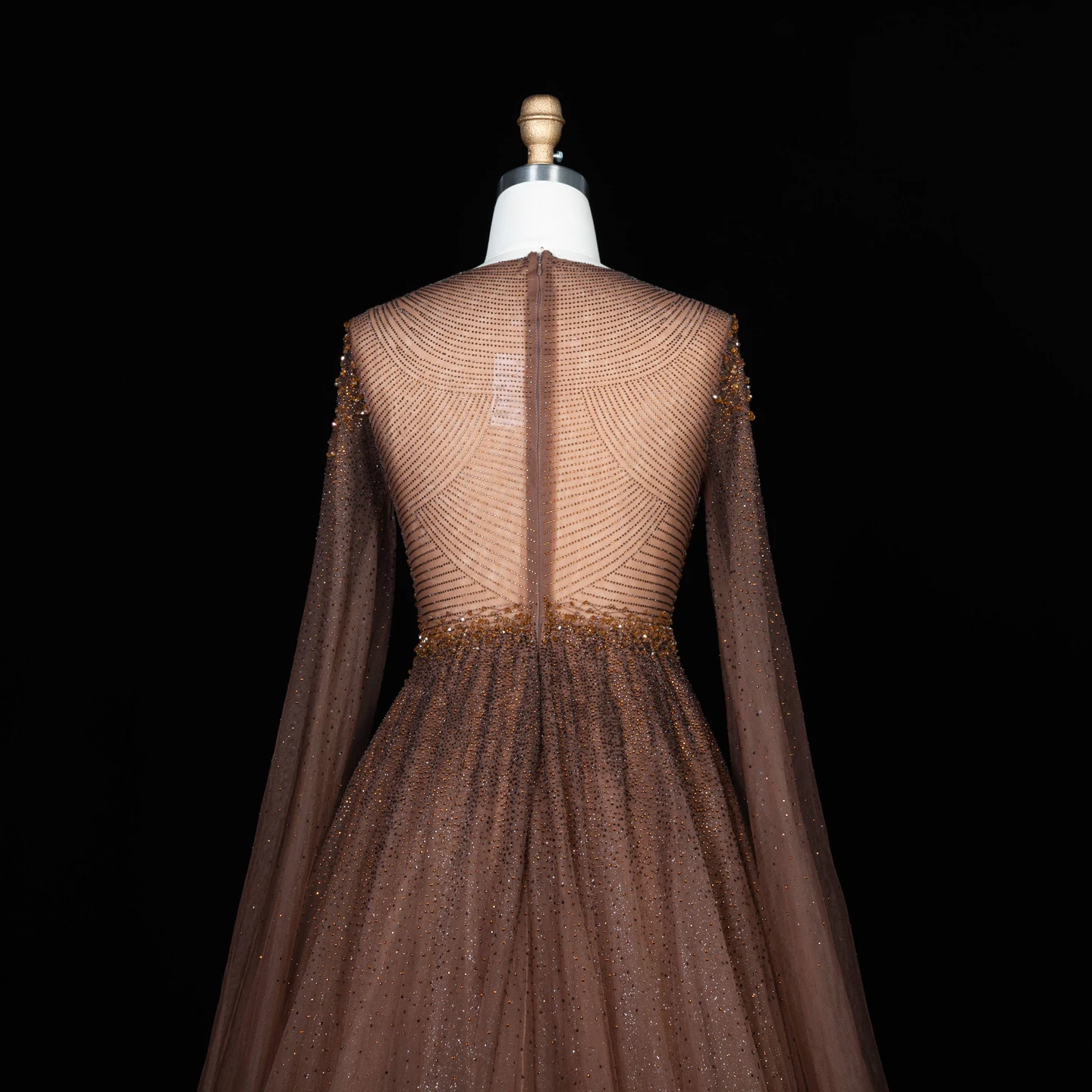 Sharon Said Luxuriöses Braunes Abendkleid mit Rundhalsausschnitt, Langen Transparenten Cape-Ärmeln und Schwer Perlenbesetztem Dubai-Formal-Partykleid SS059 Maßanfertigung – Detail 25