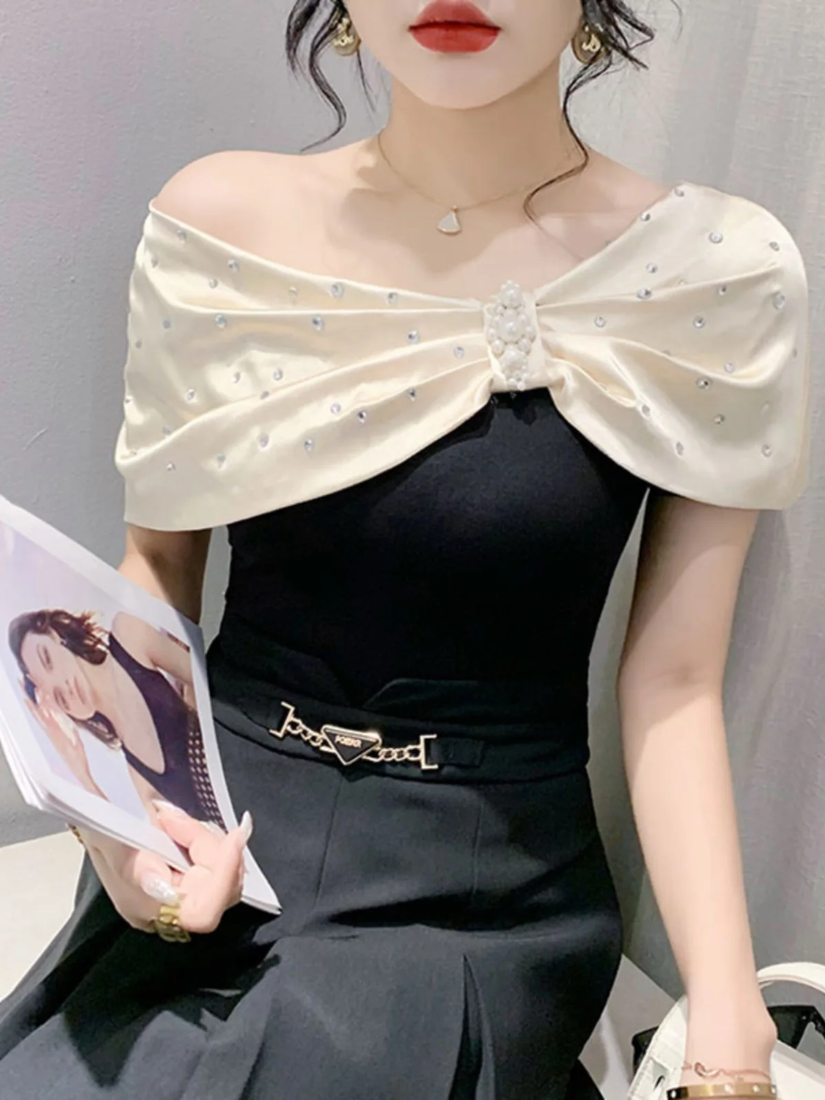 เสื้อยืดแฟชั่นผู้หญิง ฤดูร้อน 2024 รุ่นใหม่ ประดับด้วยคริสตัลหรูหรา ทรงเข้ารูป ช่วยพรางหุ่น เสื้อตัวในสุดอินเทรนด์