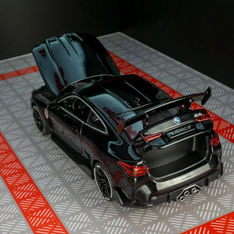 1:32 BMW M4 alloy car model ornaments collection children pull back acousto-optic toy doors and hood trunk can be opened.