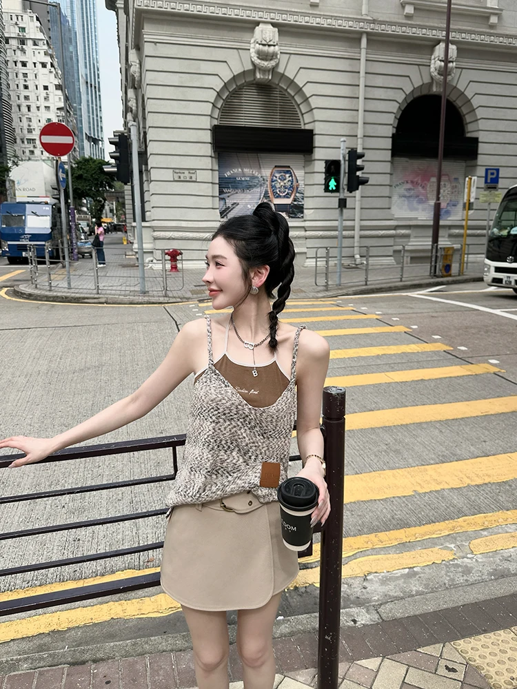 

Женский комплект из двух предметов: вязаный свитер с бисерным ремешком LADIES FIRST Gypsy Heat Hot Girl и хлопковые брюки с эффектом слэшинга, облегающий крой