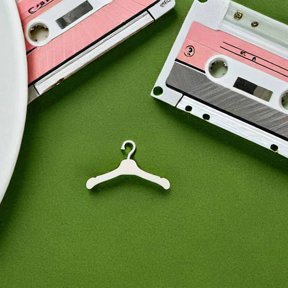 

80 миниатюрных вешалок для кукольного домика — компактное решение для хранения одежды, демонстрации и организации коллекций