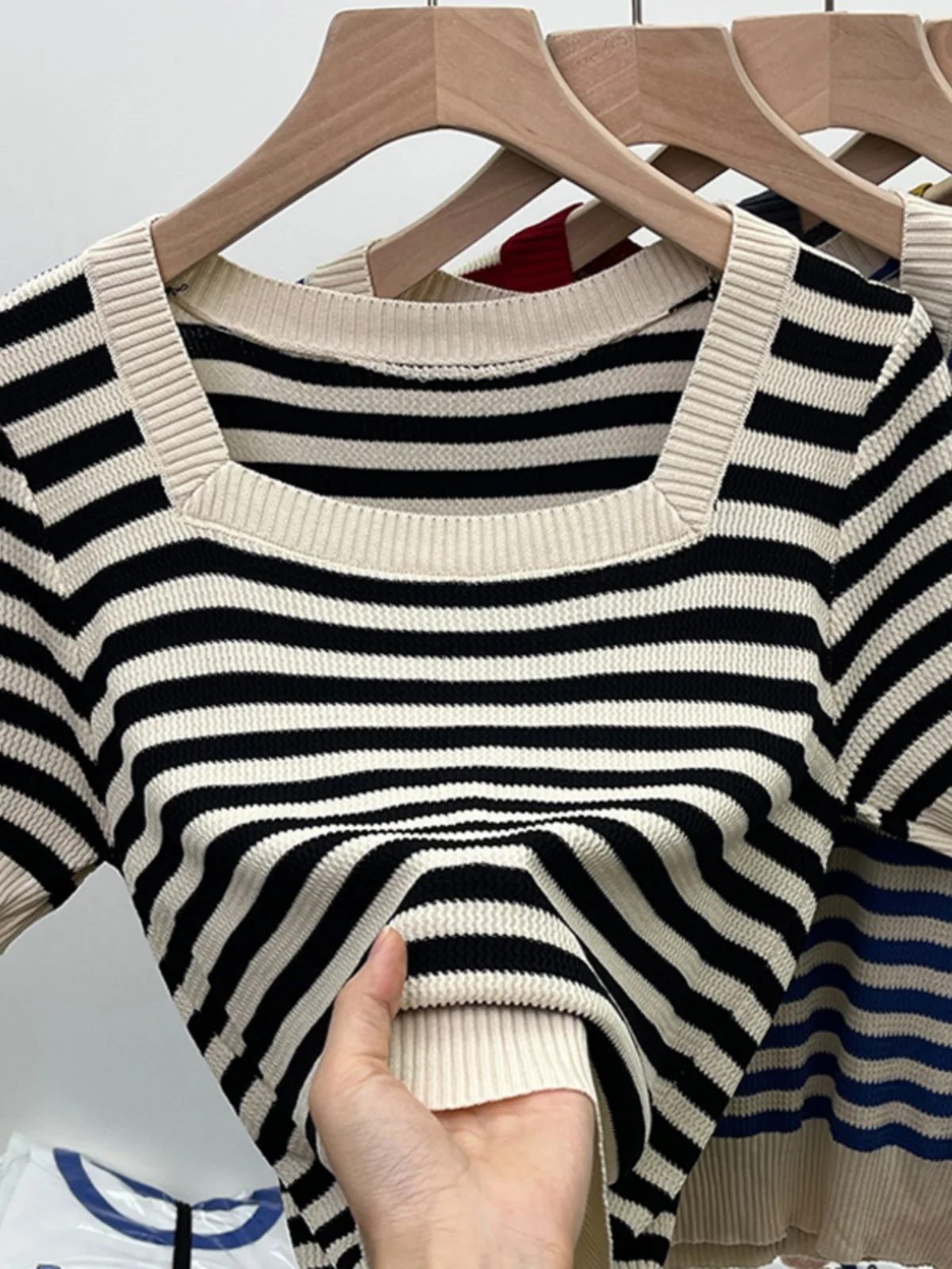 

Женская футболка больших размеров из ледяного шелка ort Sve, летняя тонкая свободная утягивающая футболка с квадратным воротником, цветной топ в полоску