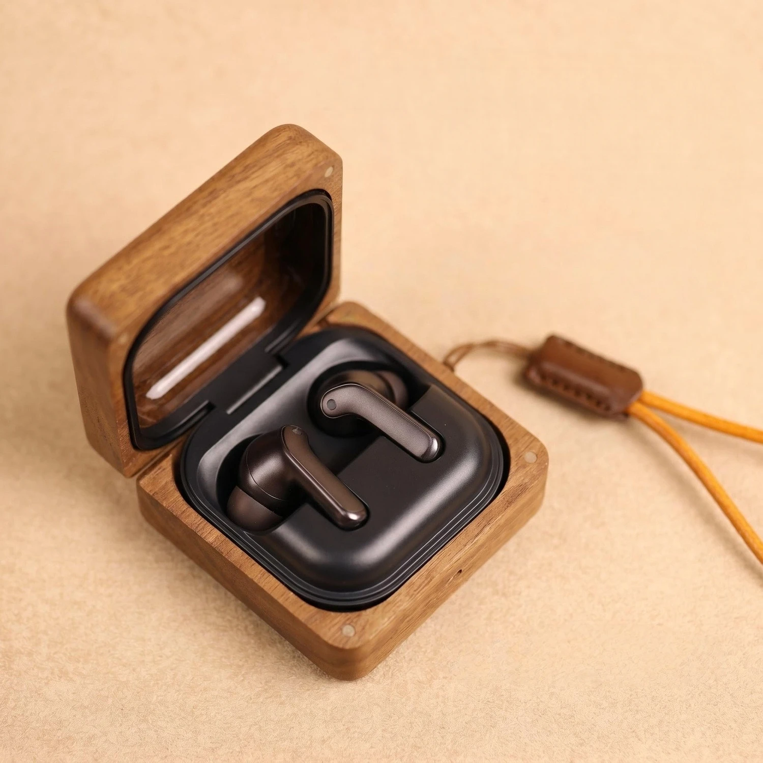 Etui na słuchawki Samsung Galaxy Buds4 Pro / Buds4 z drewna orzechowego, solidna drewniana obudowa o dzielonym designie z paskiem na rękę. — zdjęcie produktu 2