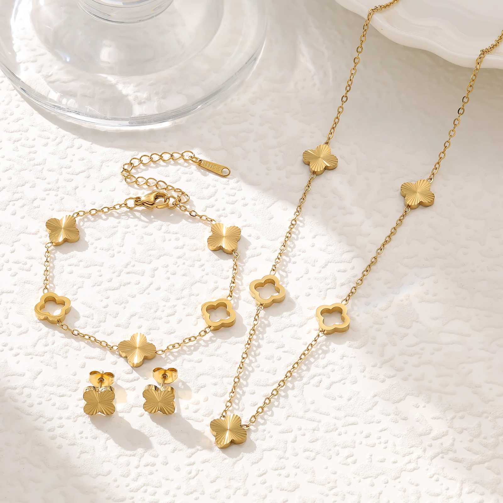 

Fashionable and minimalist hollow four leaf clover bracelet necklace earring set temperament lucky grass