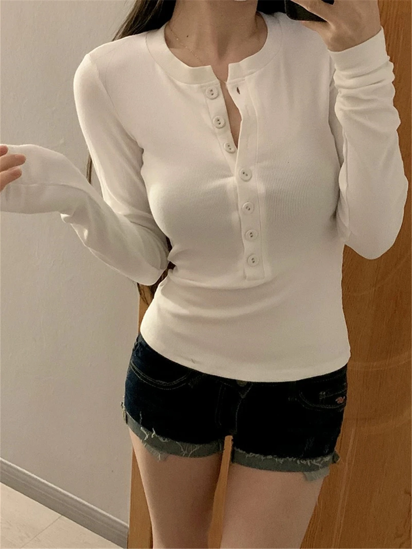 

Облегающая длинная футболка Sve на пуговицах, базовый слой, женская весенне-осенняя красивая маленькая футболка для поездок на работу, чистый цвет