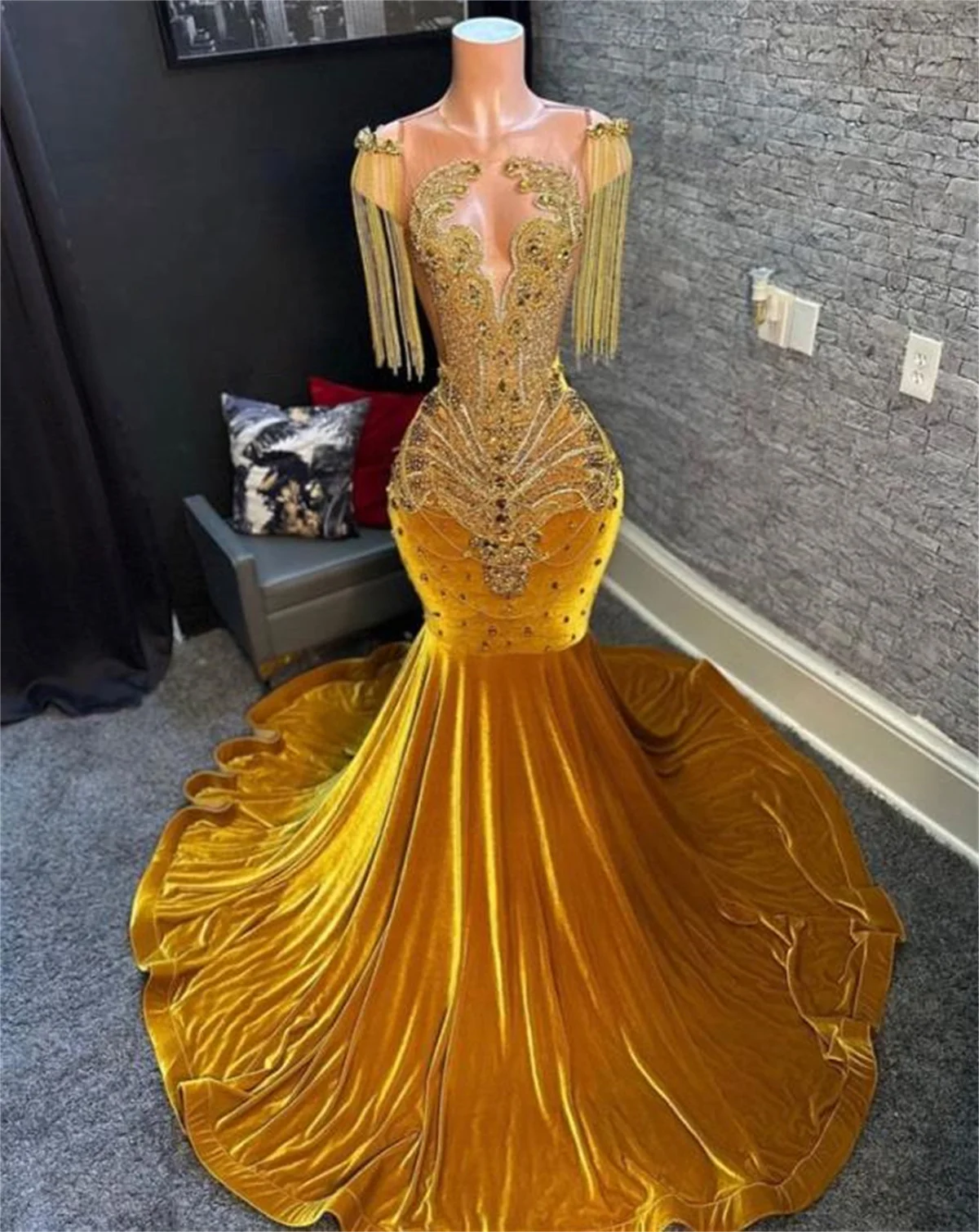 Gold Gorgeous Mermaid Evening Dress Beaded Lace Ribbon Fringed Paom Gown Round Neck Sleeveless Elegant Fishtail Fashion Velvet