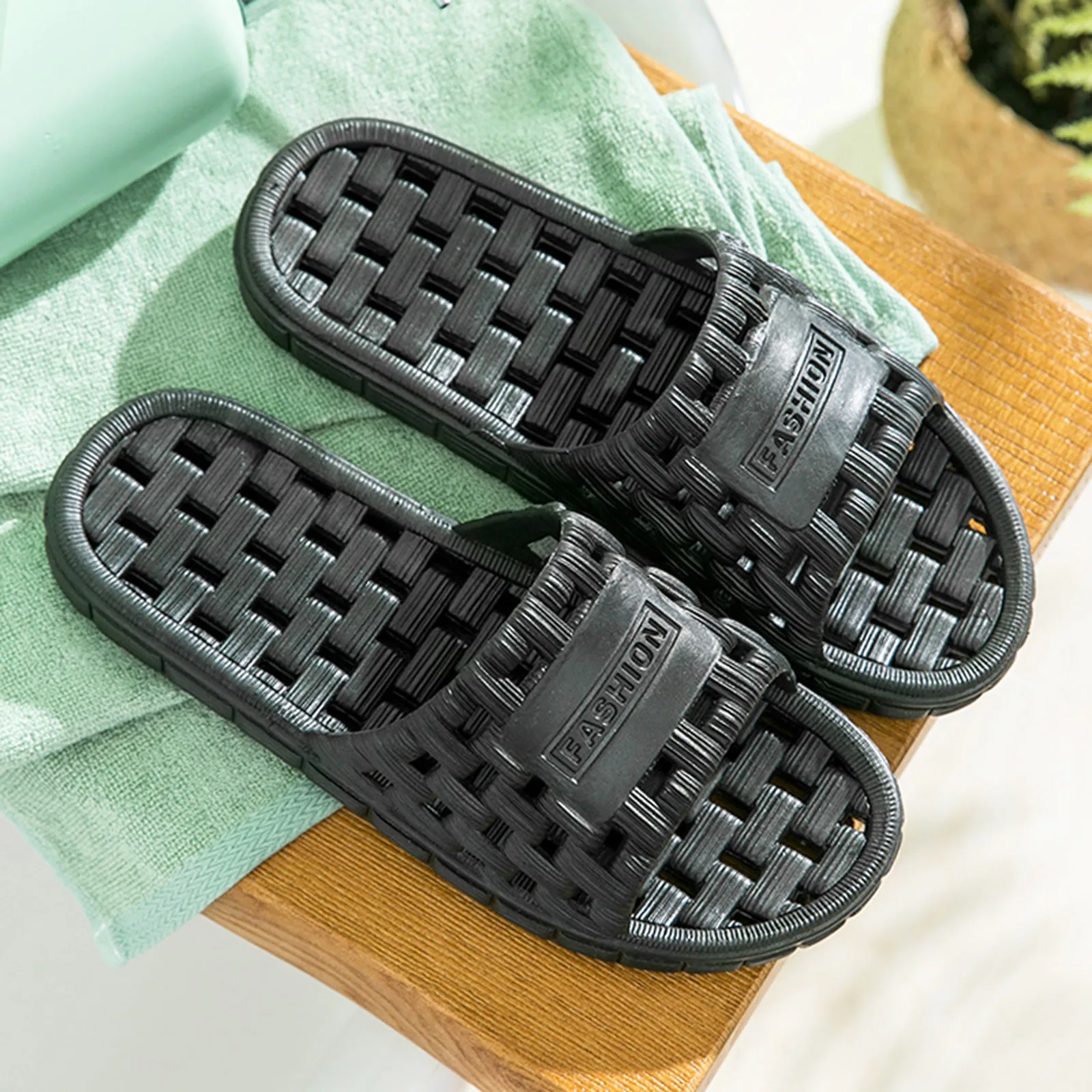 Breathable Massage Soft Sole Quick Drying Slipper Mens Summer Slippers Unisex Summer Bathroom Design Sense Non-Slip Flat Sandals