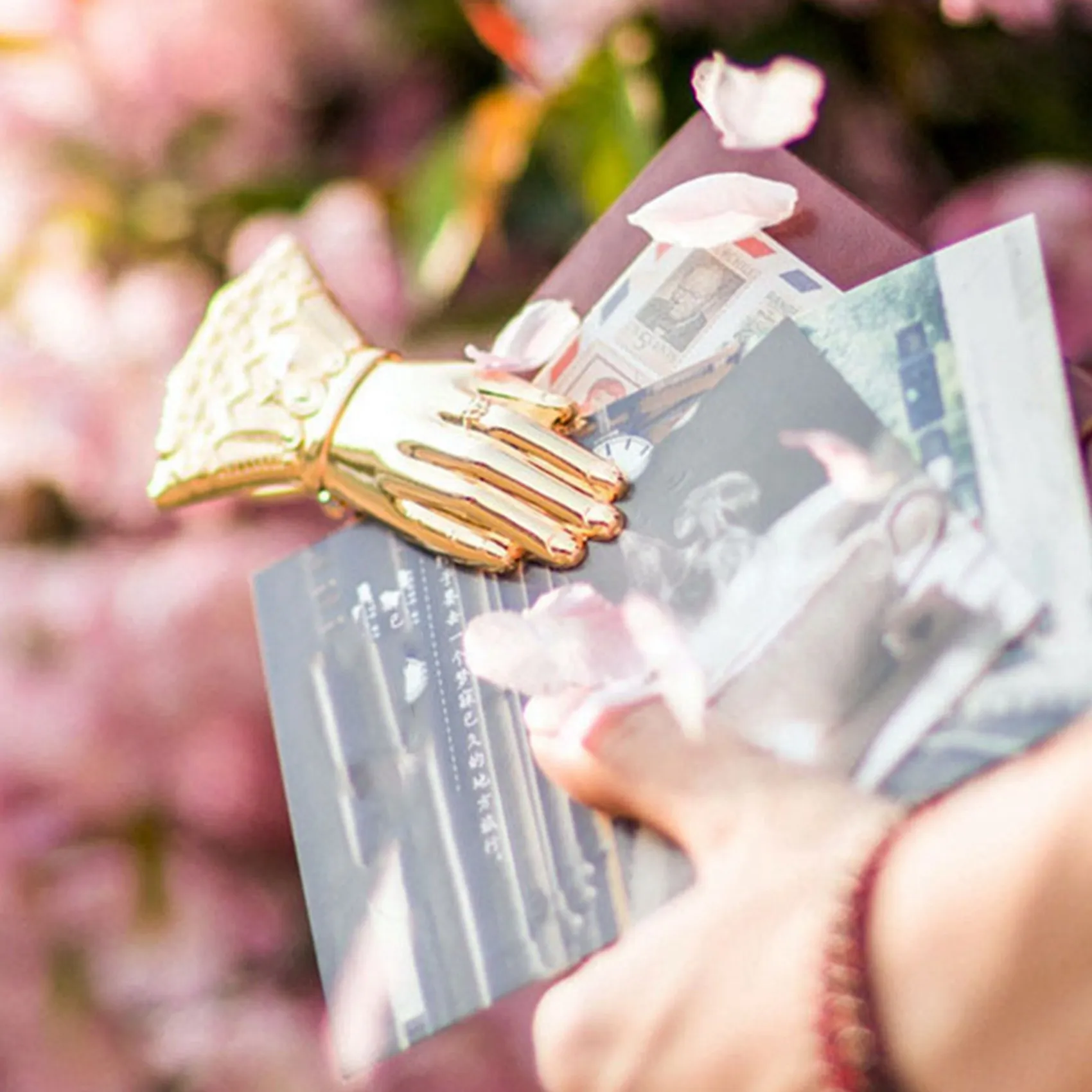 2X 럭셔리 세련된 사무용 종이 보관 클립 단조 골드 빈티지 손 모양 합금 문서 핸드북 보관 클립