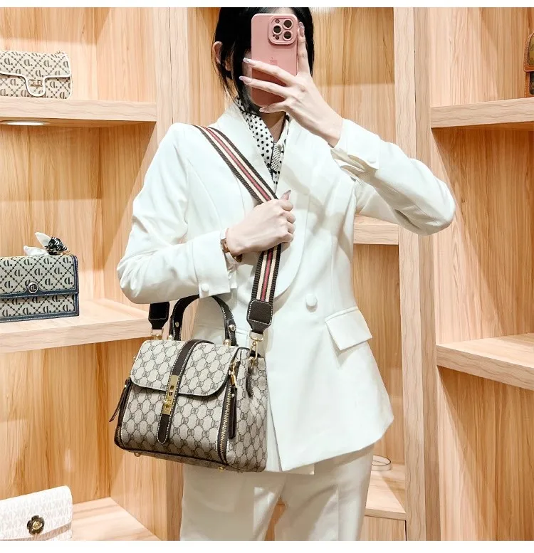 High End Brand Crown Letter Flower Material Casual Handbag Fashionable and Versatile Popular Single Shoulder Crossbody Bag