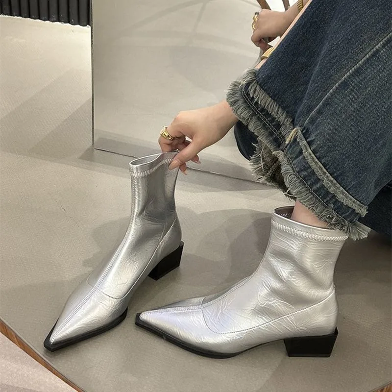 New women's boots for autumn and winter 2026 black Chelsea style British-style chimney boots versatile vintage boots for women