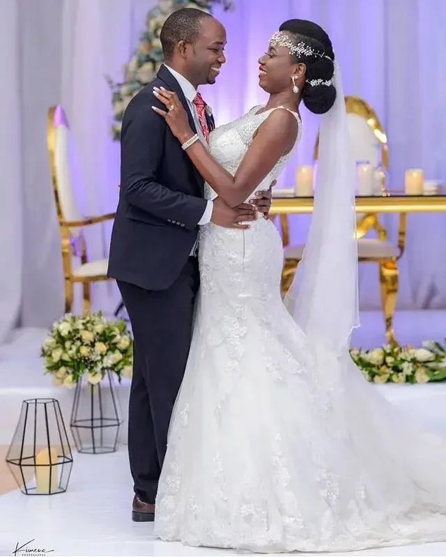 Suknia ślubna syrena bez rękawów z koronką, dekoltem typu scoop, zdobiona błyszczącymi koralikami i cekinami, dopasowana, kolekcja 2023