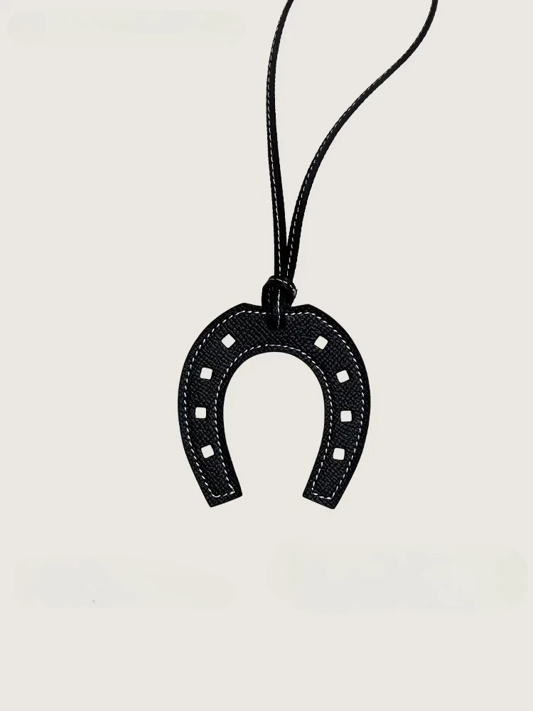 

2026 Премиальный кожаный брелок-подкова ручной работы, роскошный талисман удачи, украшение для автомобиля, брелок для ключей