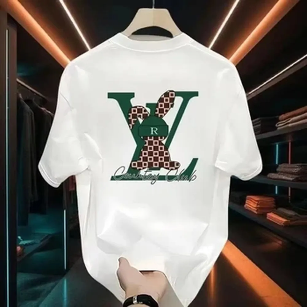 The new short-sleeved printed round-neck T-shirts of 2026 are very popular among both men and women